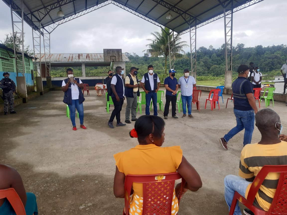 En la parroquia Urbina, de la provincia de Esmeraldas, 34 familias fueron beneficiadas con la entrega de ayuda humanitaria.