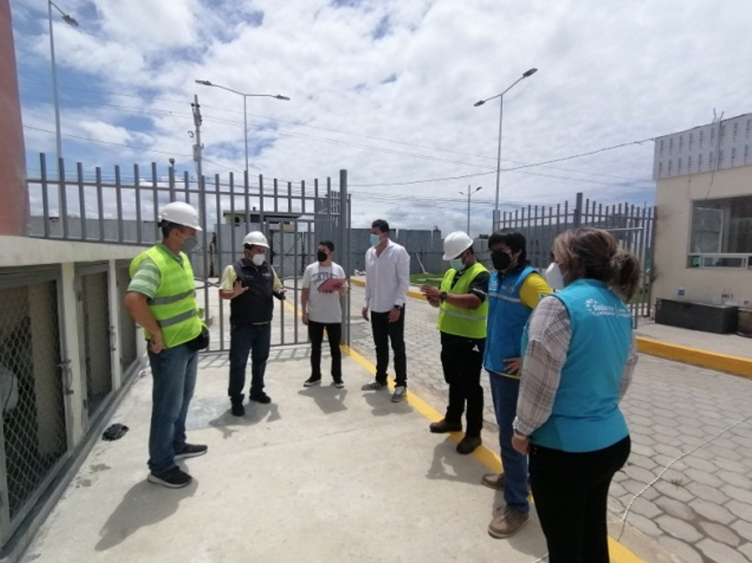 El equipo de planificación, durante el recorrido a los centros de salud de El Oro.